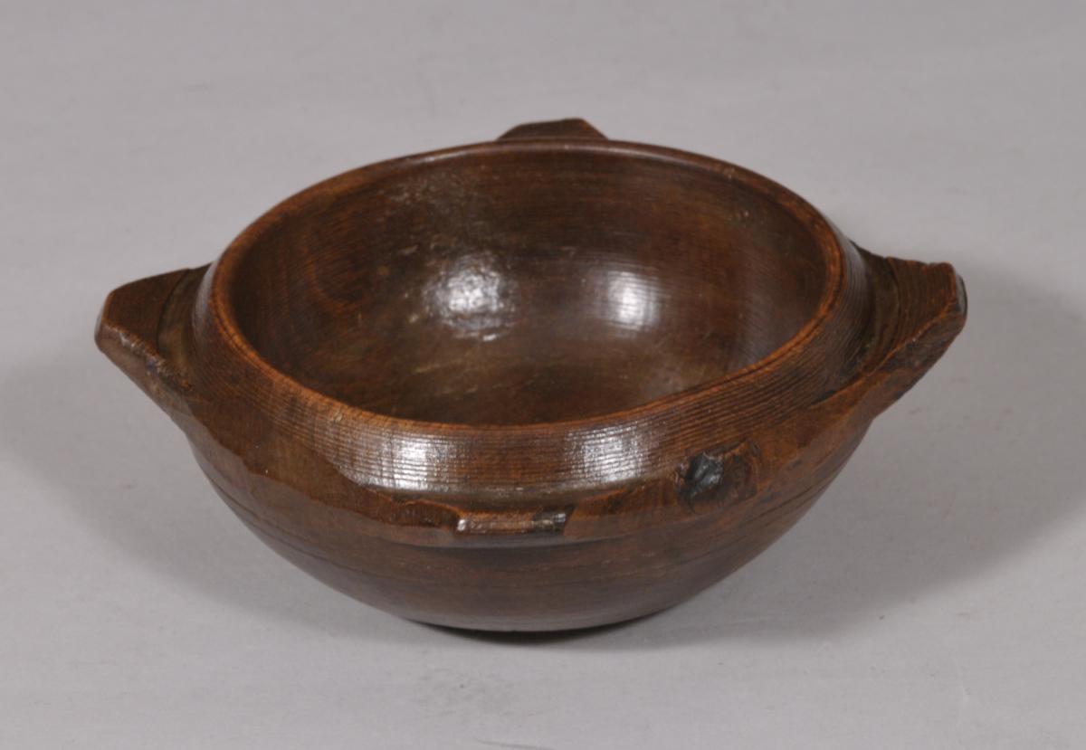S/5235 Antique Treen 18th Century Scottish Beech Quaich of Large Proportions