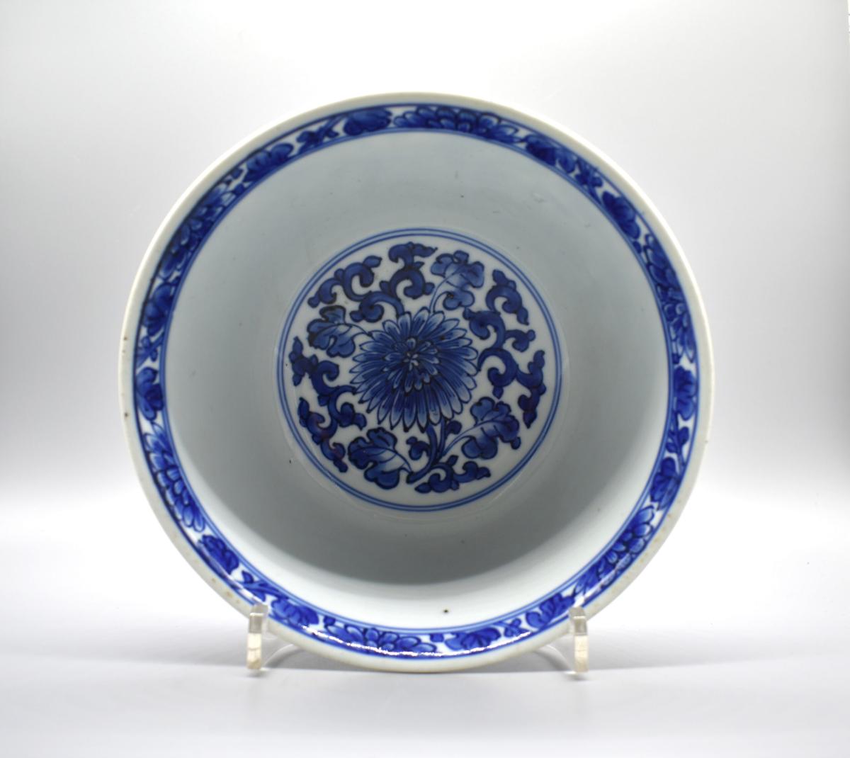 Pair of Kangxi Blue and White Chrysanthemum Decorated Bowls