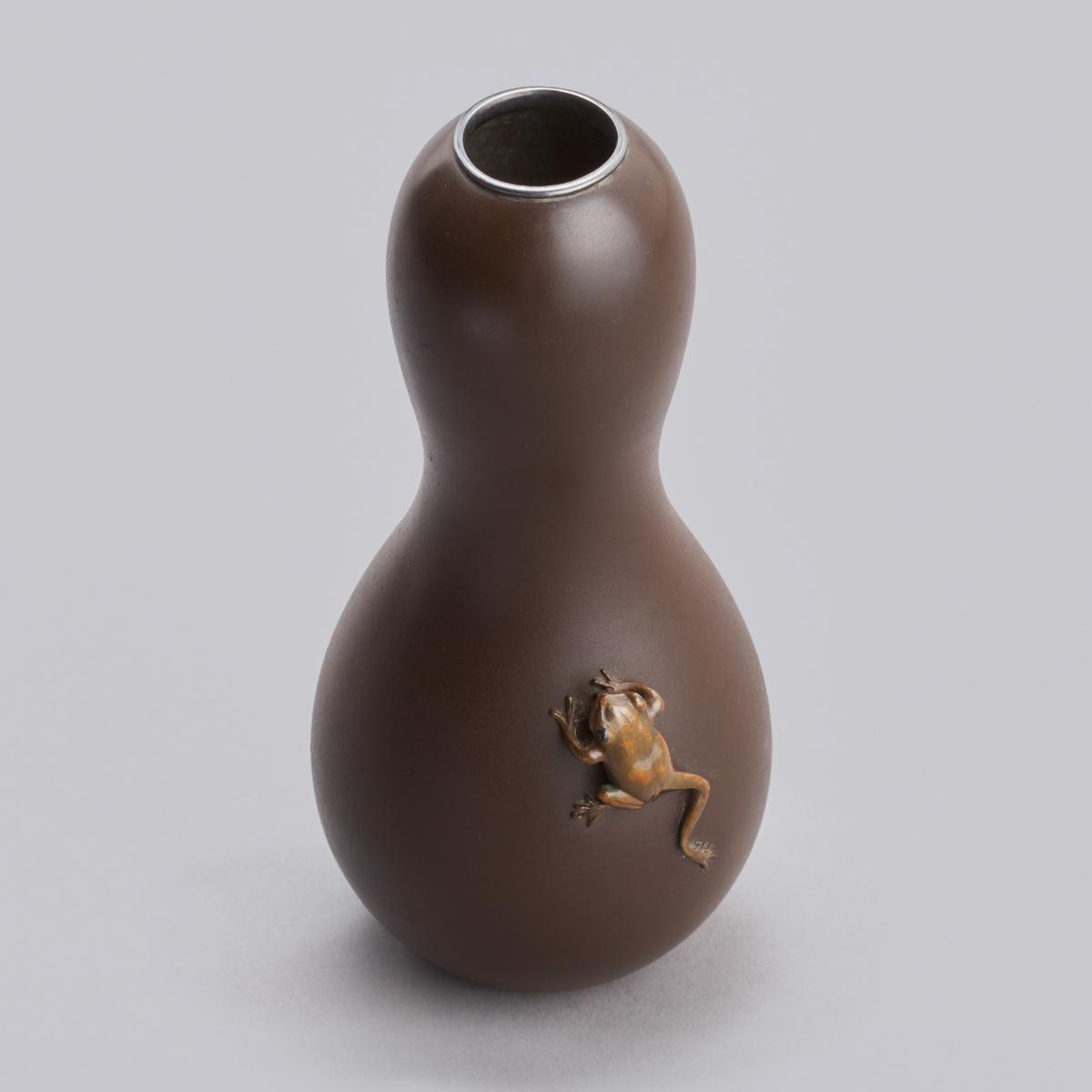 Japanese bronze vase of gourd shape with a climbing frog, signed with incised characters Yoshimitsu zo 