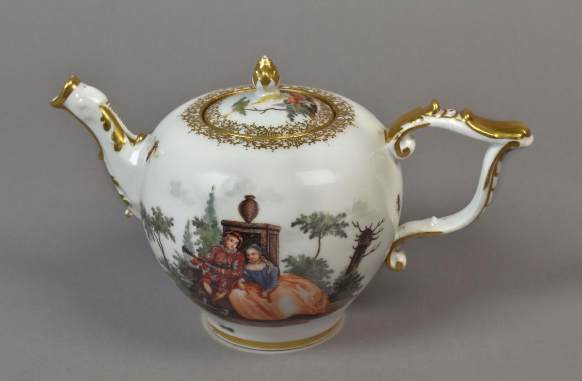 Meissen teapot and cover painted with lovers in a landscape, c.1740