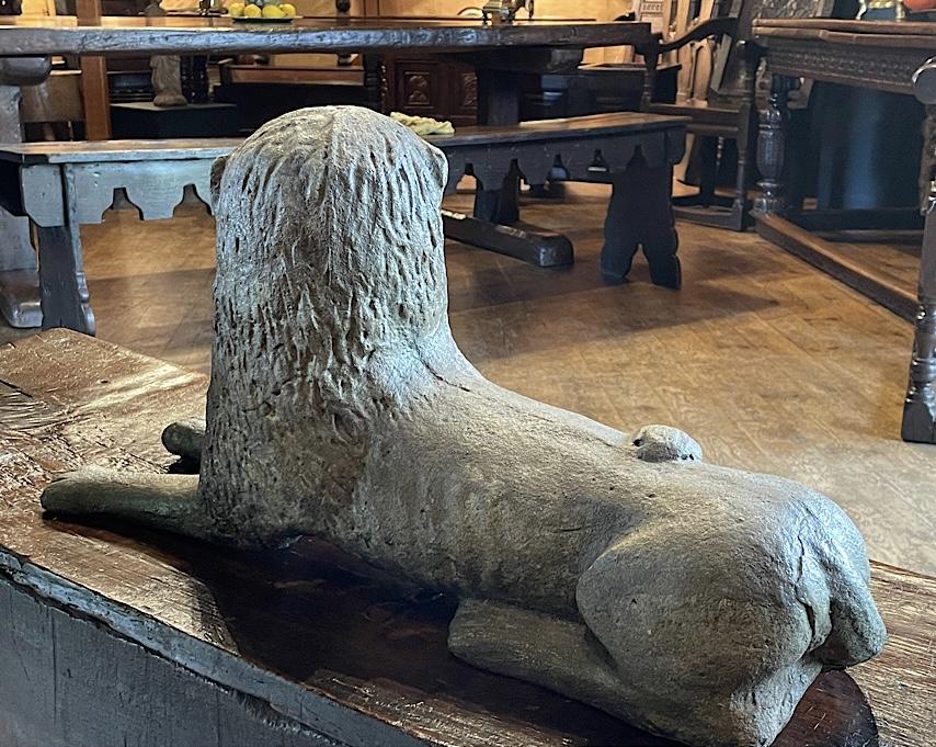 A WONDERFUL EARLY 17TH CENTURY STONE SCULPTURE OF A RECUMBENT LION. CIRCA 1600-1620.