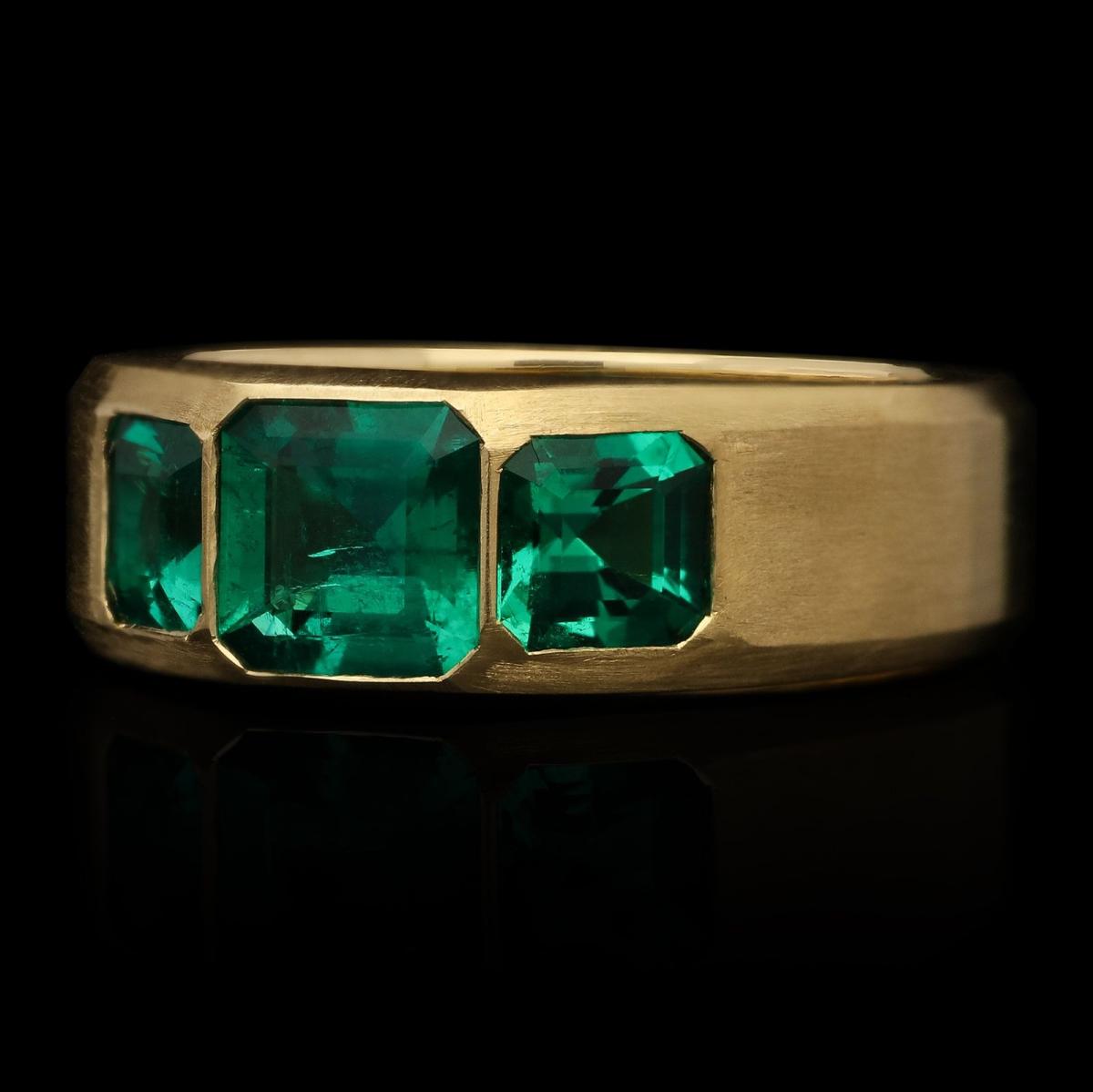 Hancocks 1.54ct Colombian Emerald and 18ct Gold Three Stone Gypsy Ring