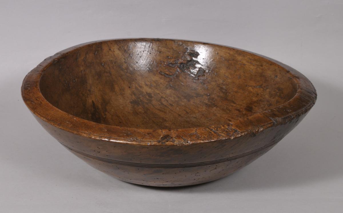 S/5433 Antique Treen Large Sycamore Bowl of the Georgian Period