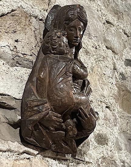A BEAUTIFUL LATE 15th /EARLY 16th CENTURY FLORENTINE SCULPTURE OF THE MADONNA AND CHILD