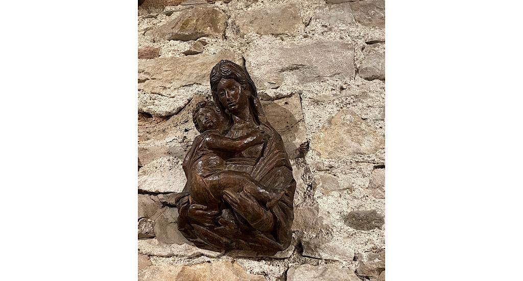 A BEAUTIFUL LATE 15th /EARLY 16th CENTURY FLORENTINE SCULPTURE OF THE MADONNA AND CHILD