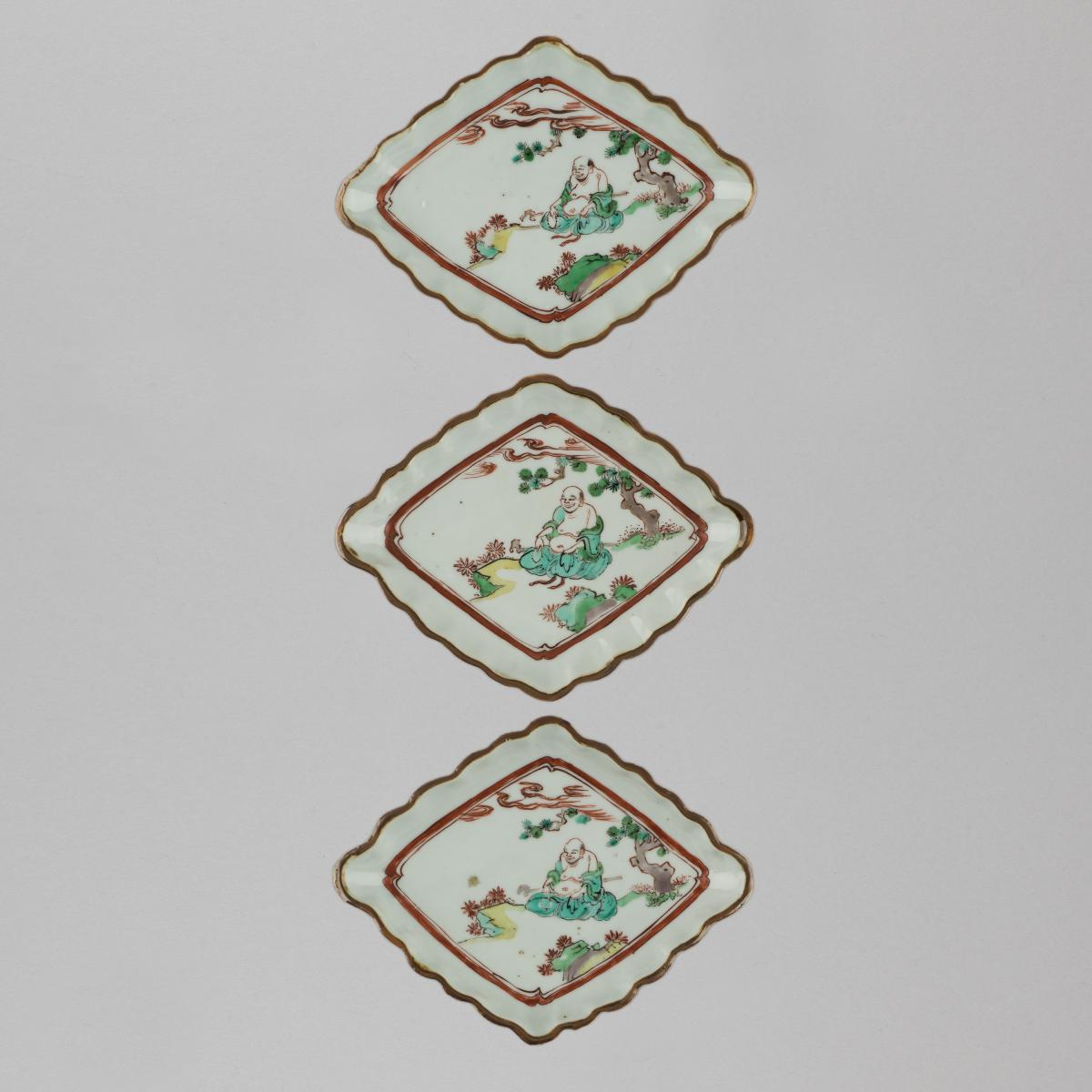 Set of three Chinese porcelain ko-akae, wucai, polychrome lozenge shape dishes, Tianqi/ Chongzhen 1625-1630