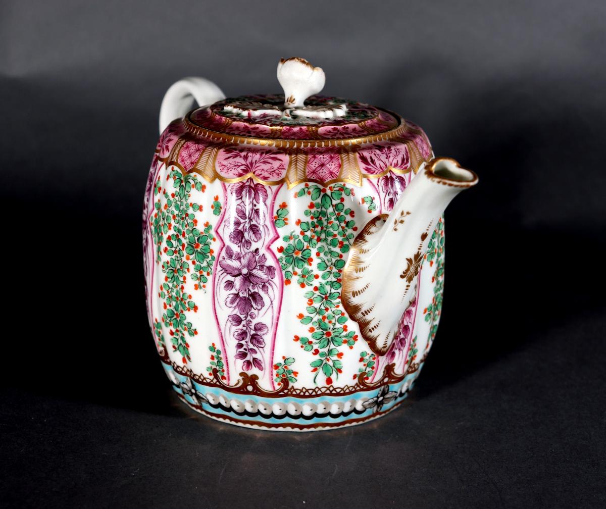 First Period Worcester Porcelain Holly Berry Pattern Teapot
