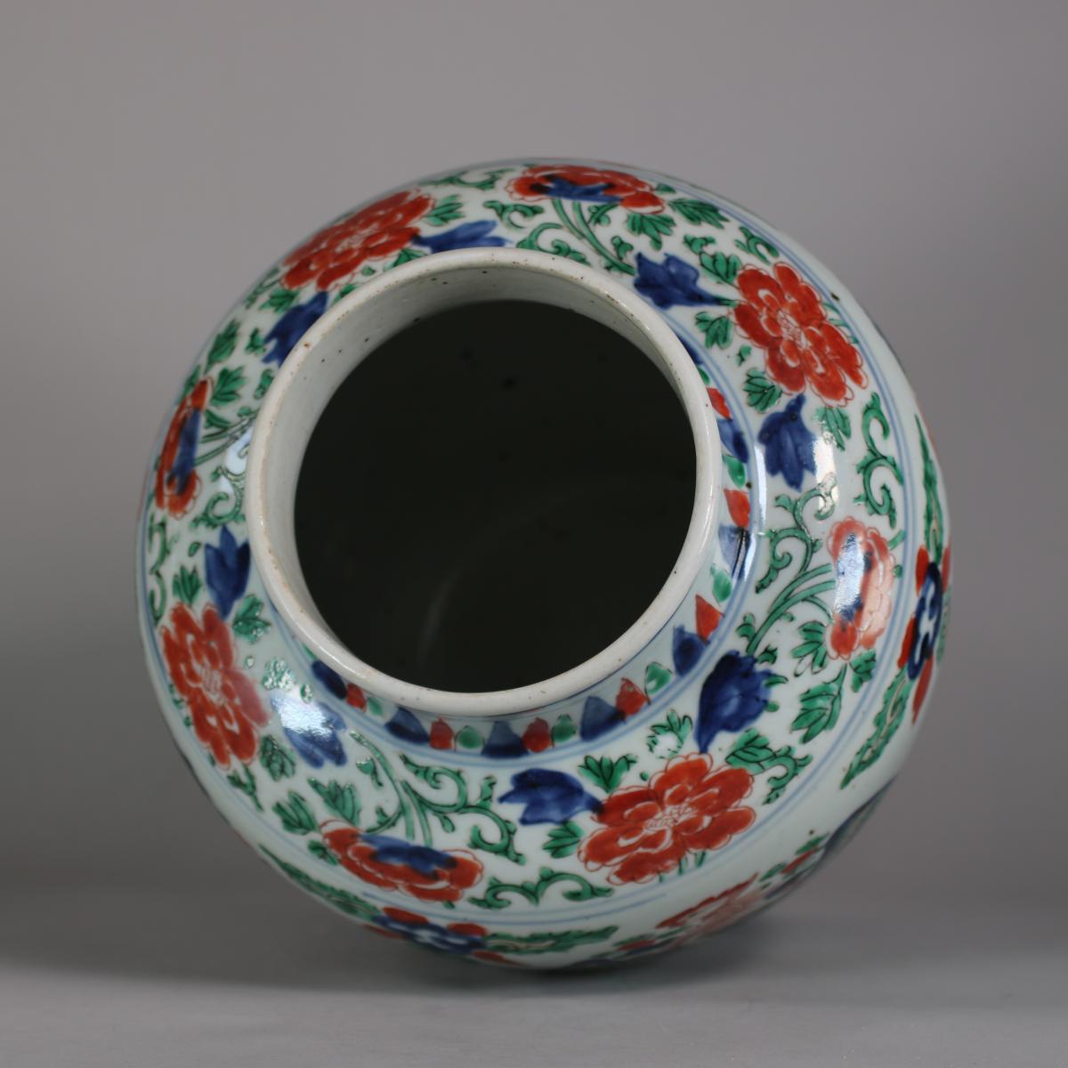 neck and rim of wucai baluster vase