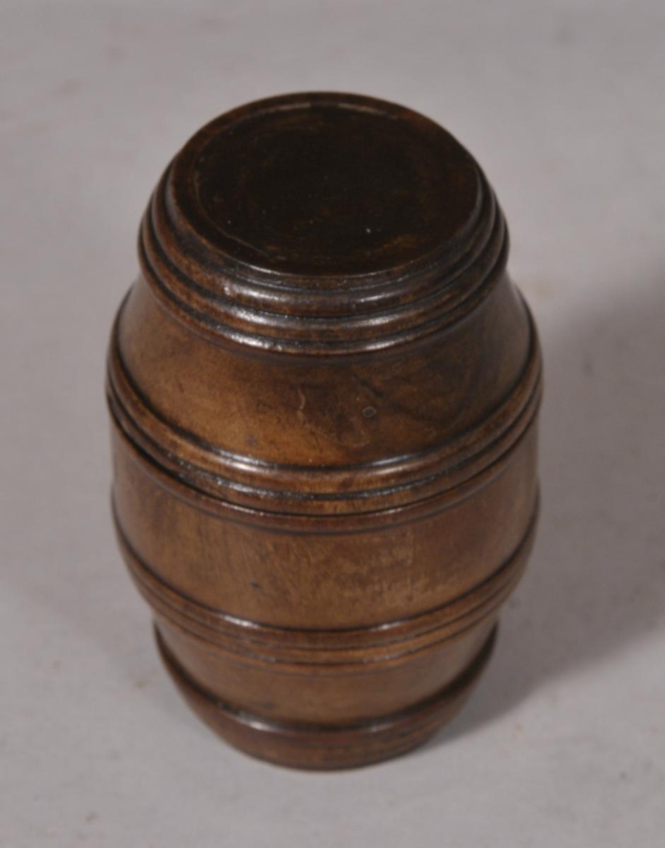 S/5640 Antique Treen Early 19th Century Walnut Vesta Case