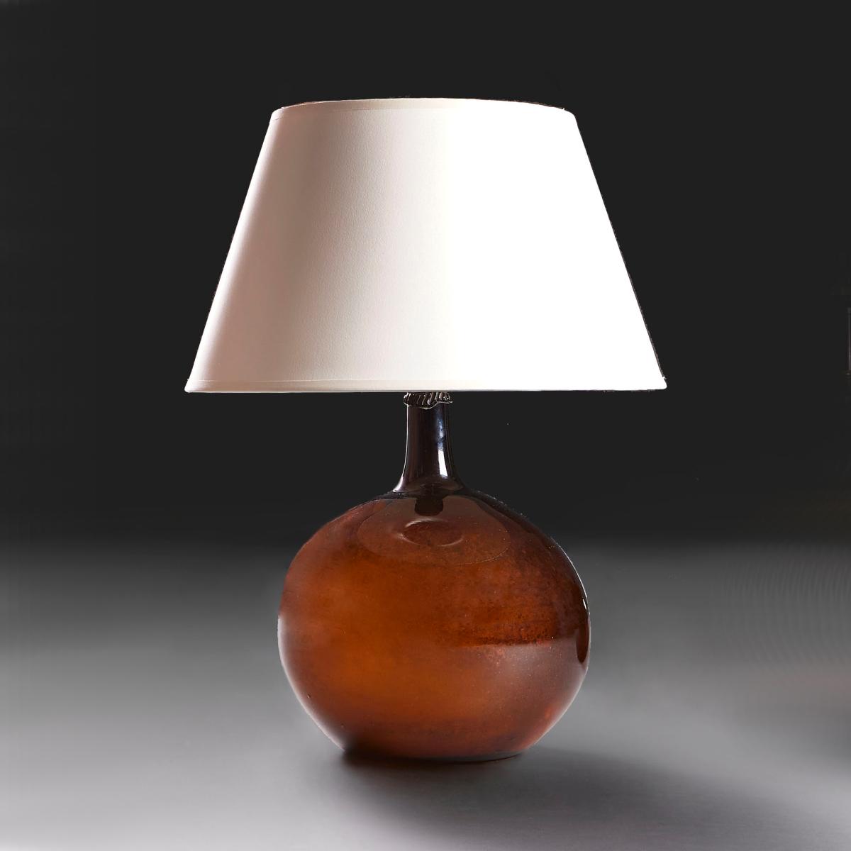 A single amber glass vessel as a lamp