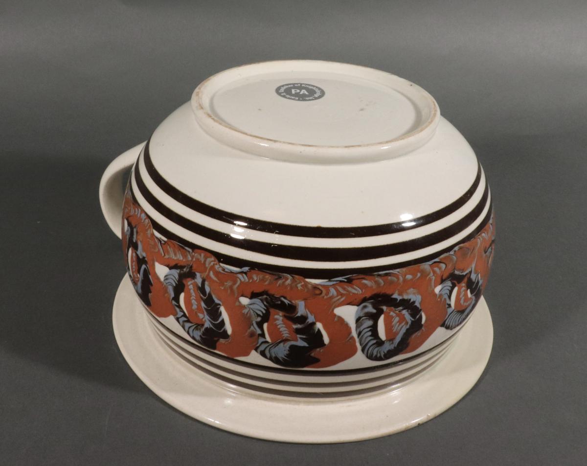 English Pottery Earthworm Mocha Chamber Pot, Circa 1820