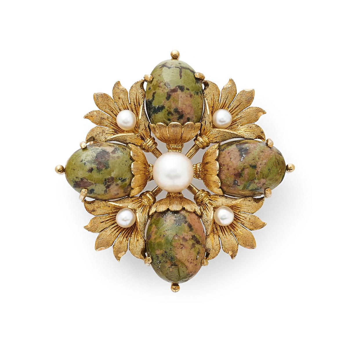 18ct yellow gold, pearl and serpentine agate quatrefoil brooch