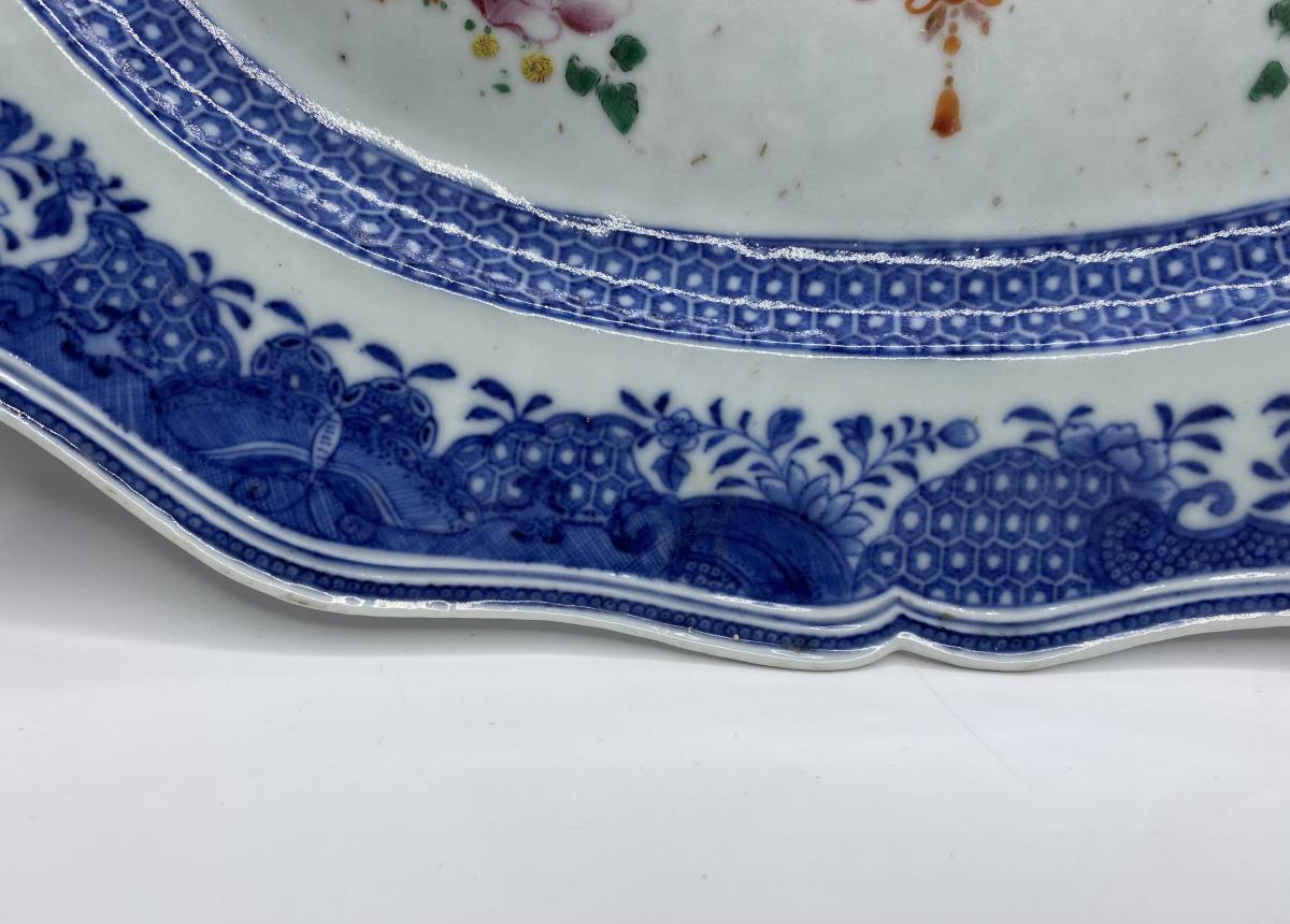 Chinese porcelain platter, famille rose, circa 1760, Qianlong Period
