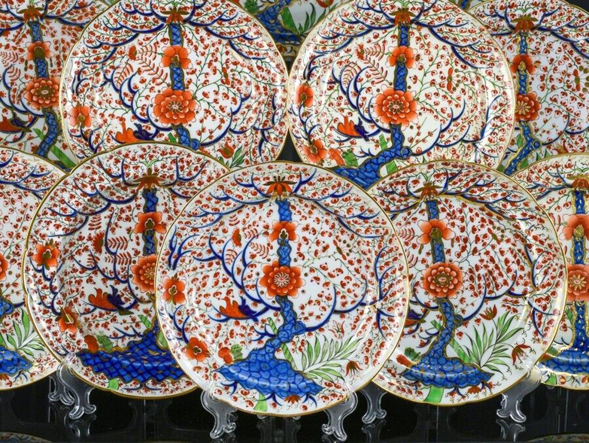 Chamberlain Worcester Porcelain Set of Twelve Dinner Plates, Tree of Life Pattern, Circa 1818-1822