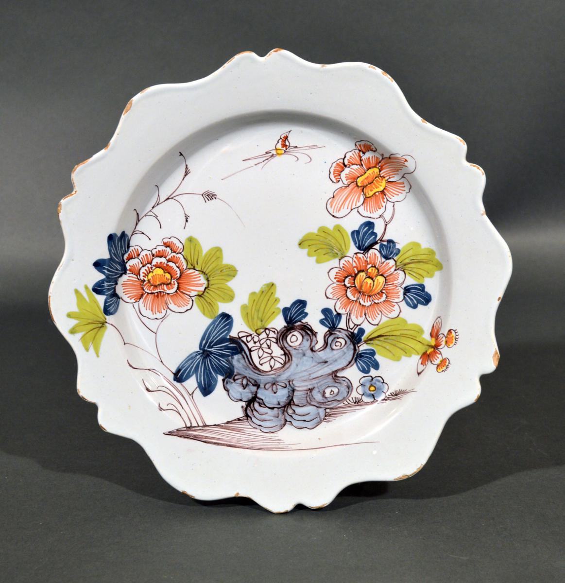 Bristol Delftware Set of Six Polychrome Chinoiserie Scalloped Plates, Redbank Back Factory, Circa 1760