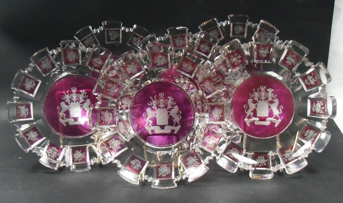 Set of six glass plates flashed in amethyst, engraved with the Rothschild coat of arms