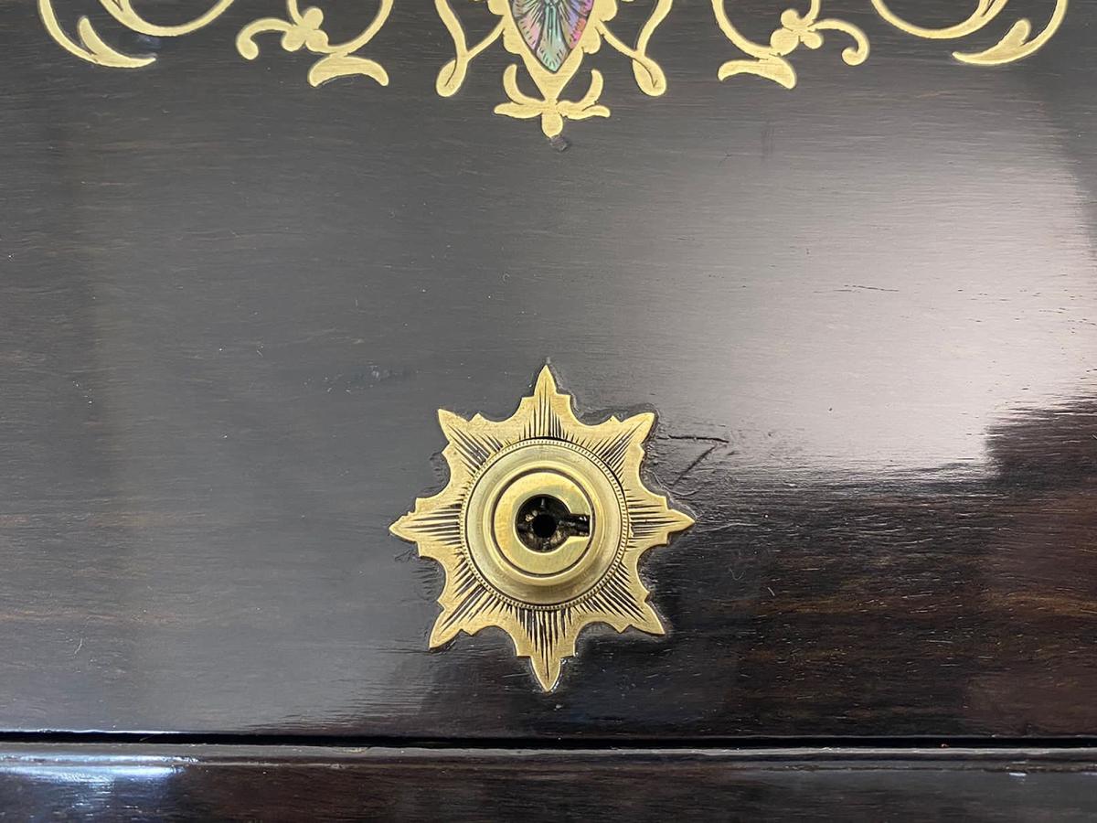 Close up of the star escutcheon