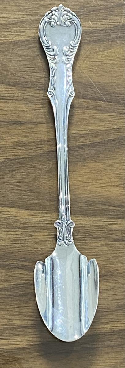 Victoria pattern silver cheese scoop 1914