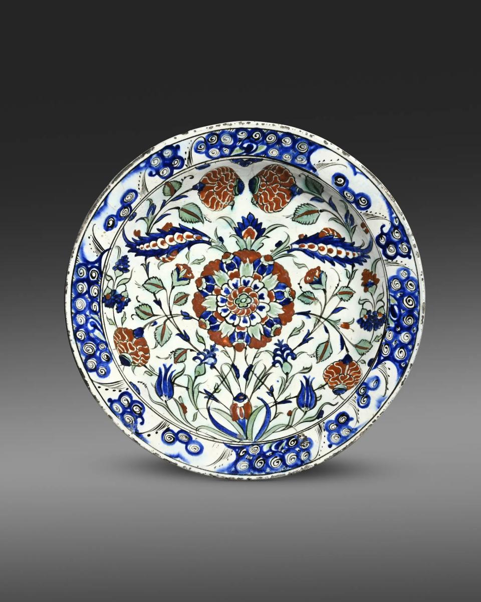 Large Iznik Dish with Floral Decoration from the Reign of Sultan Murad III