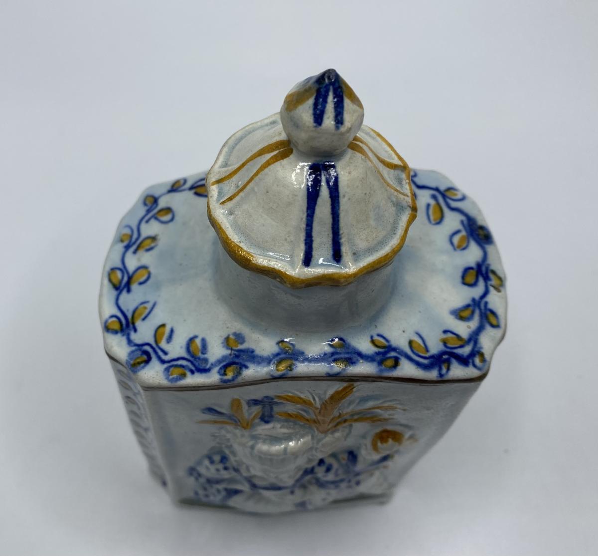 Prattware pottery ‘Macaroni’ tea caddy and cover