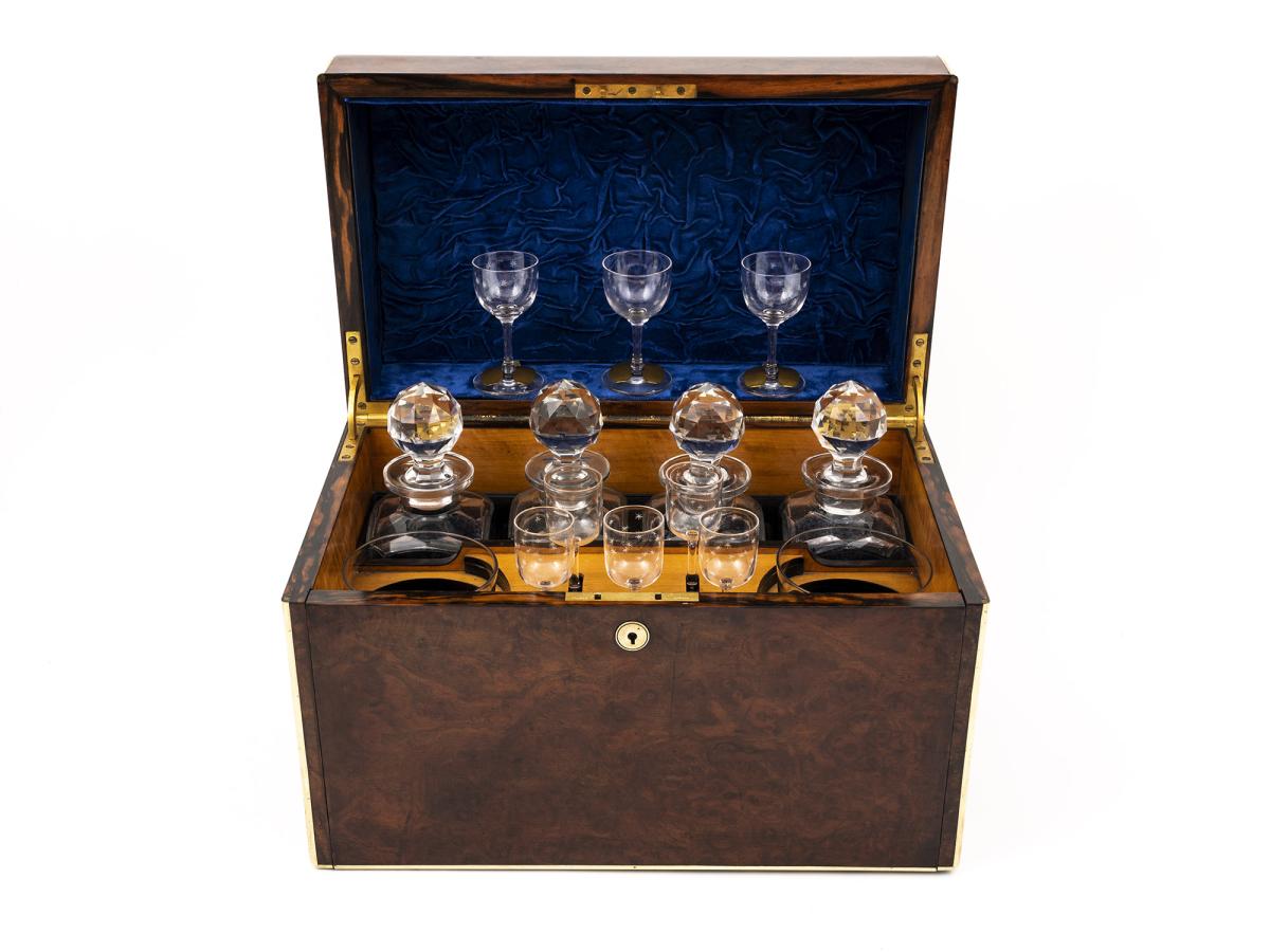 Overview of the Decanter box with the lid up