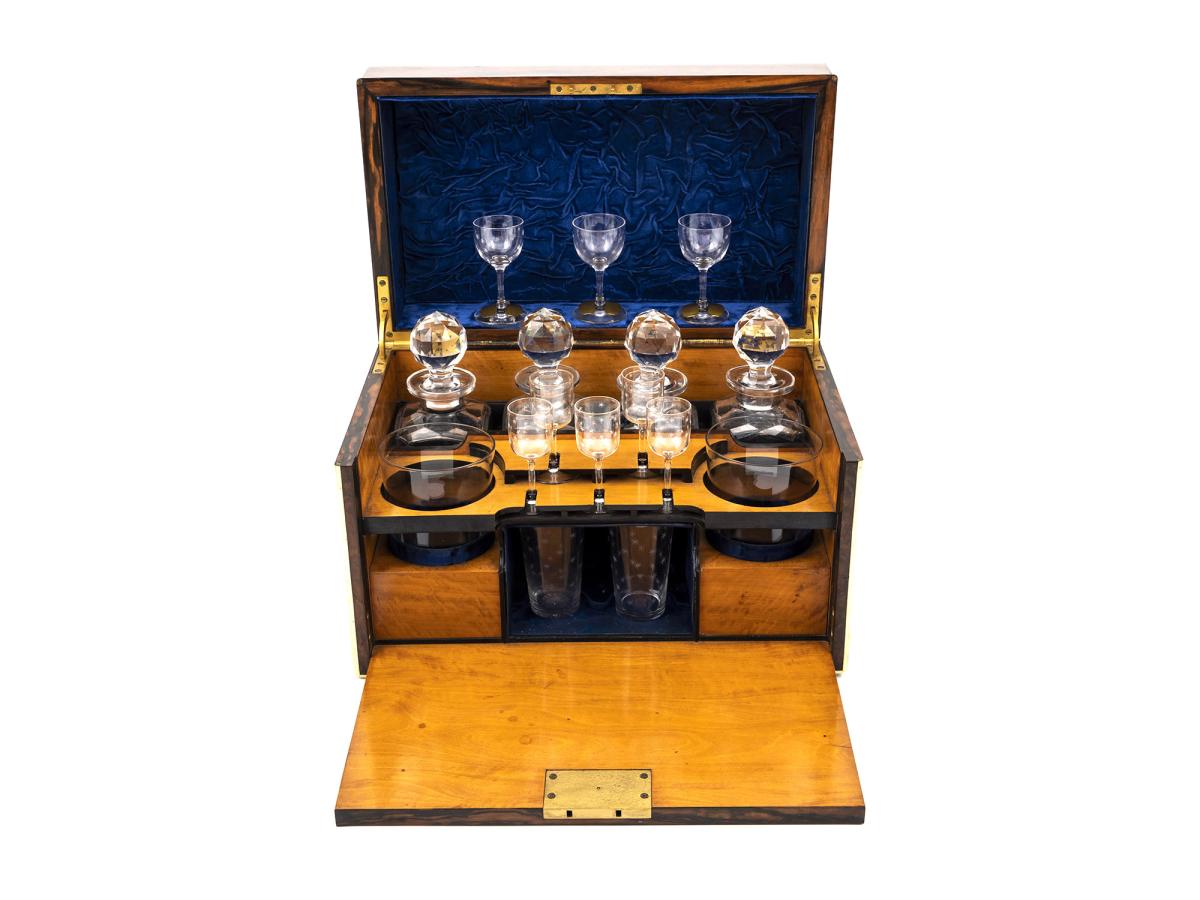 Overview of the Decanter Box with the contents showing