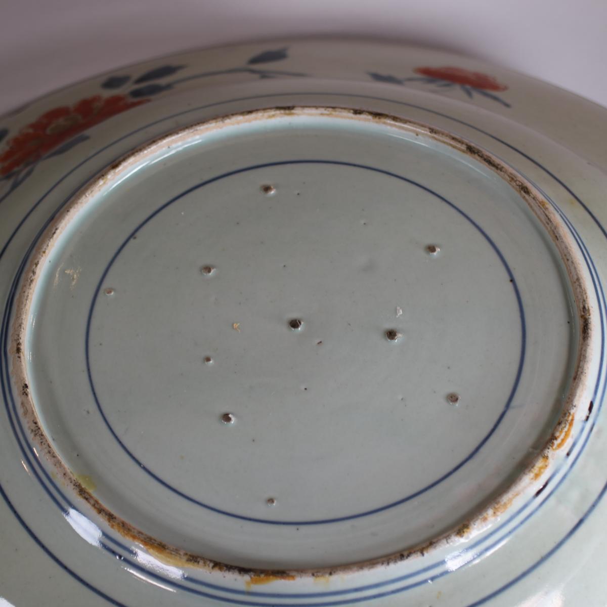 Detail of spur marks to the base of 18th century Japanese Imari carp dish