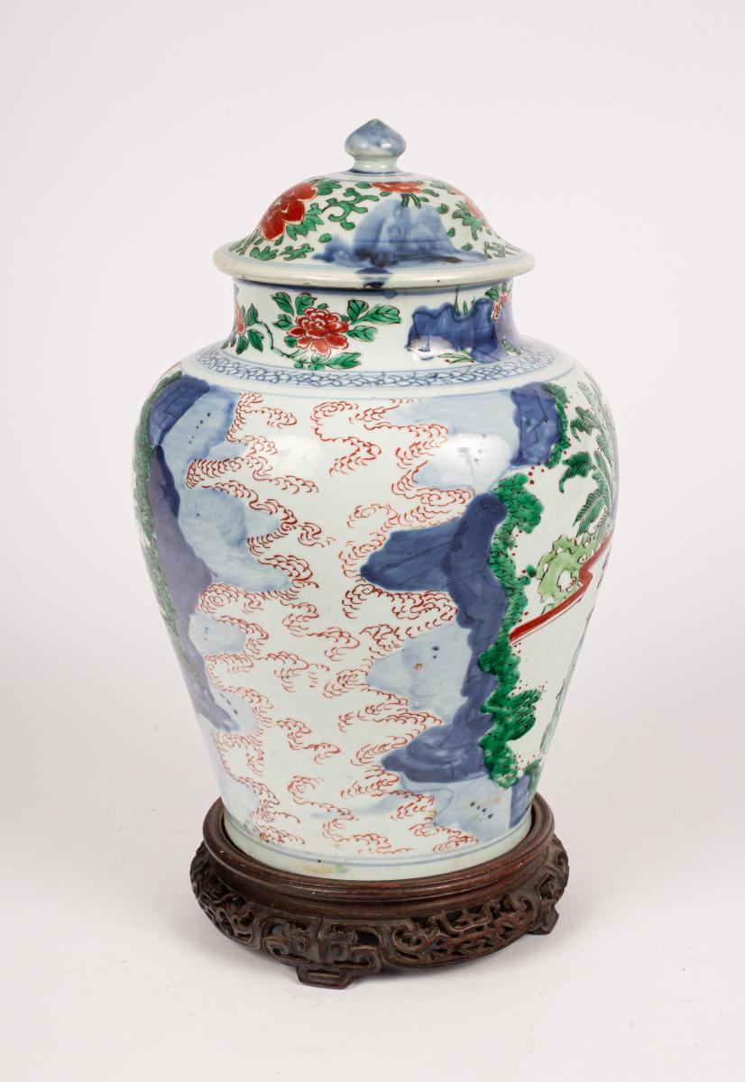 Swirling cloud decoration on wucai shunzhi baluster vase