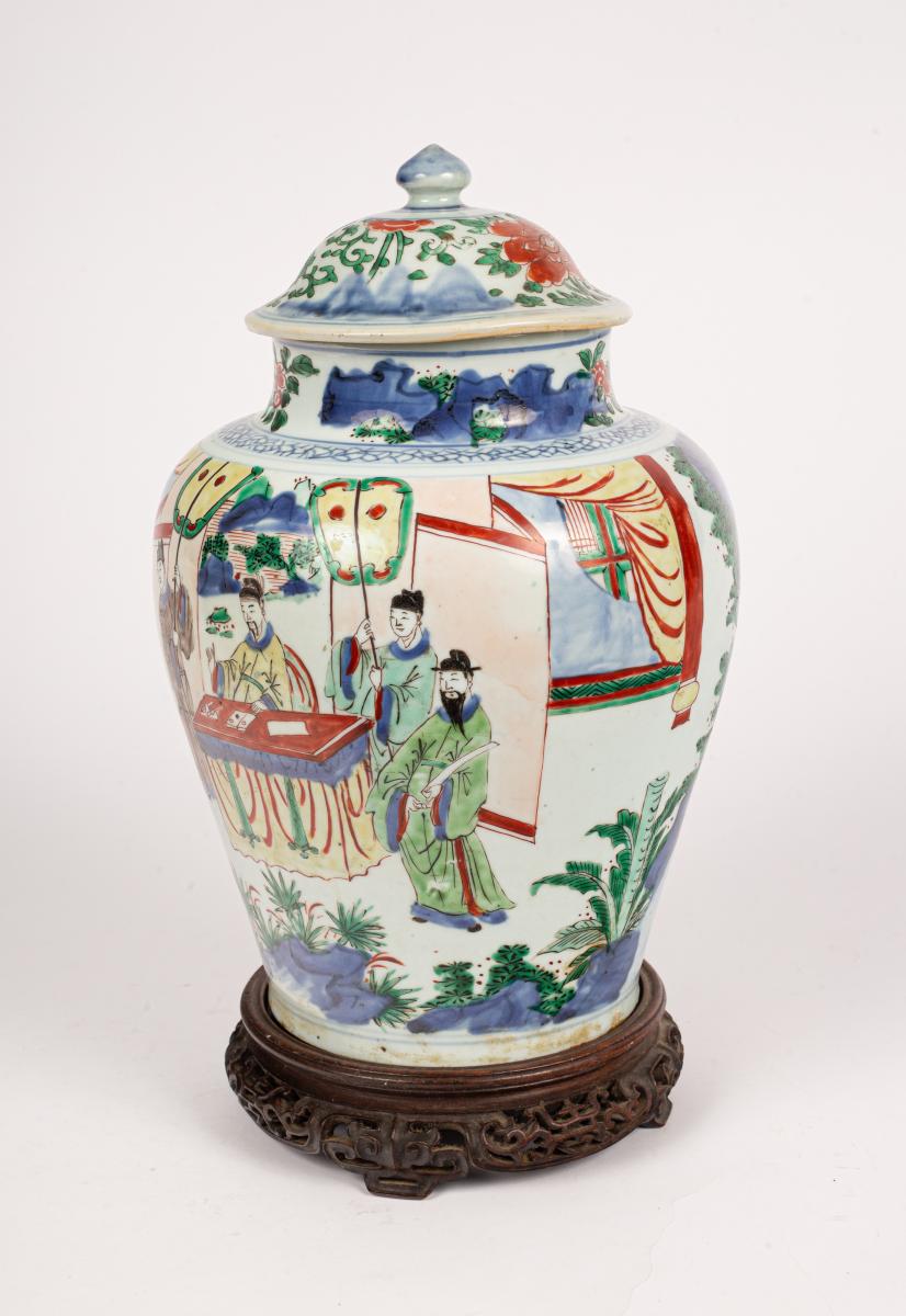 Figure detail on wucai baluster vase, shunzhi period