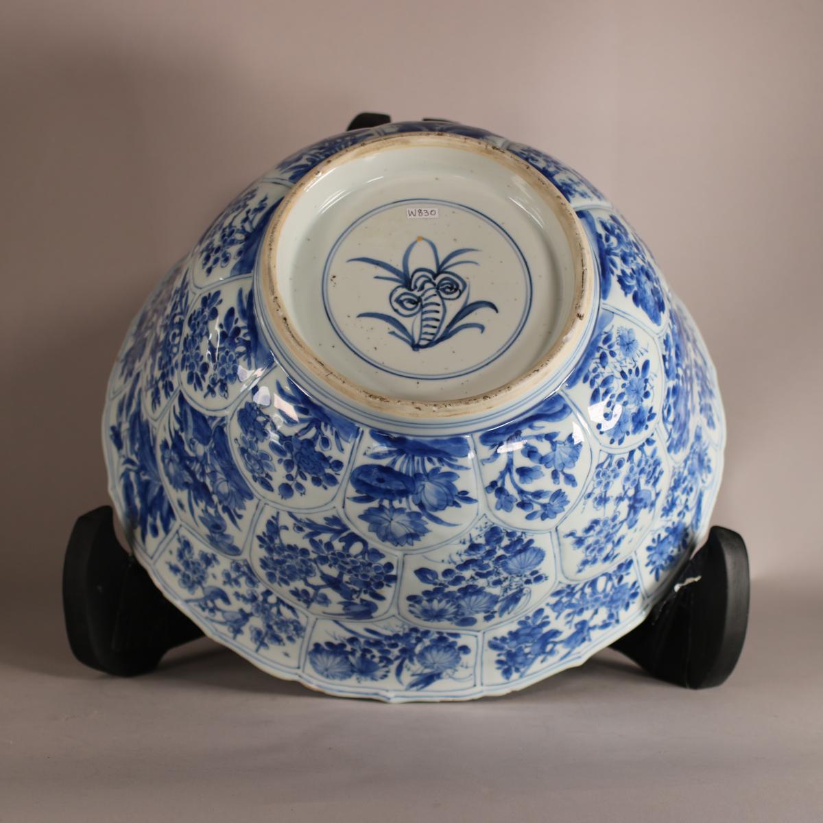 Base of Kangxi bowl showing lingzhi mark