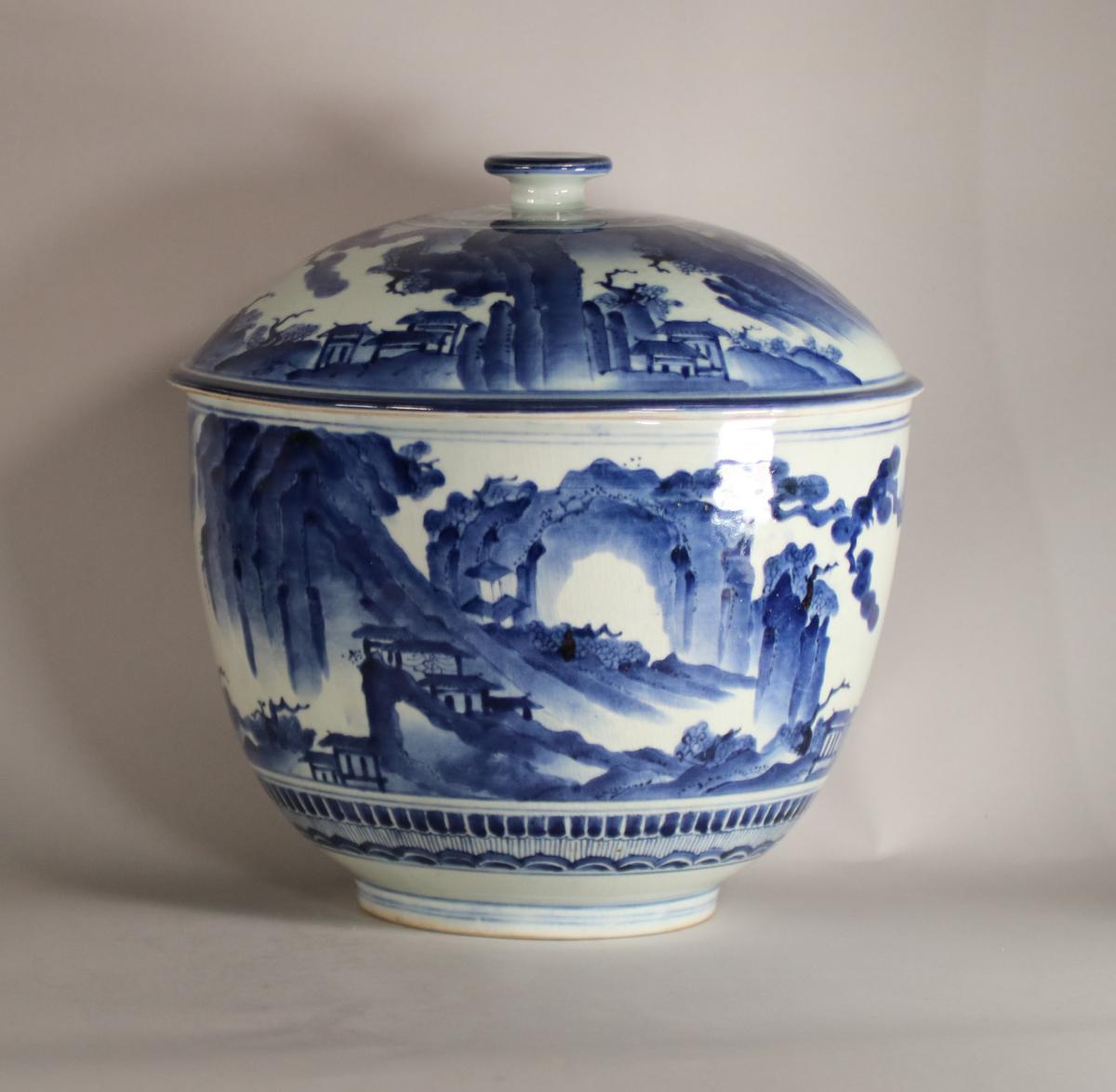 Side of Japanese Edo period 17th century blue and white tureen