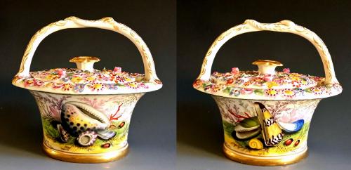 Antique English Chamberlain Worcester Sea Shell Porcelain Basket and Cover with Gilt Seaweed-ground, Circa 1815-20