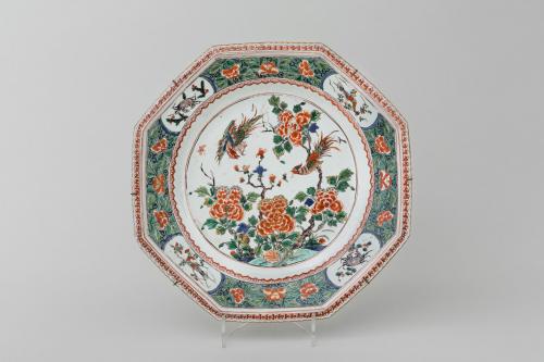 A Fine and Large Famille Verte Piecrust Dish