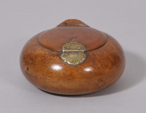S/2719 Antique Treen 18th Century Burr Maple Bun Shaped Tobacco/Snuff Box