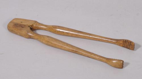 S/2885 Antique Treen Early 20th Century Beech Sugar or Biscuit Tongs