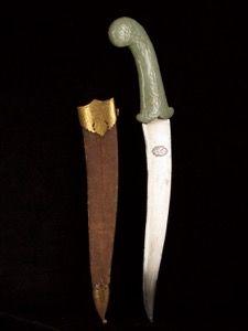 A fine jade-hilted dagger with curved double-edged blade_a