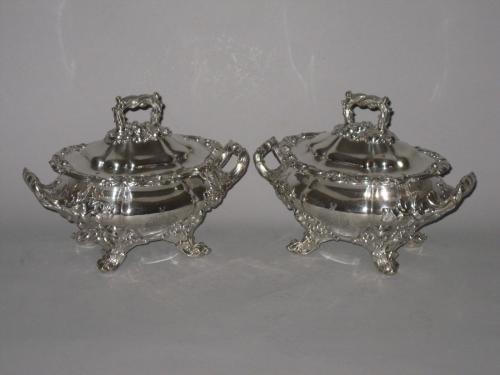 PAIR OF REGENCY PERIOD OLD SHEFFIELD PLATE SILVER SAUCE TUREENS & COVERS