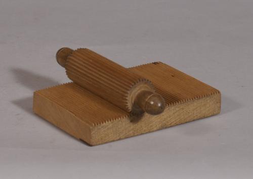 S/3224 Antique Treen 19th Century Beech Crimping Board and Roller