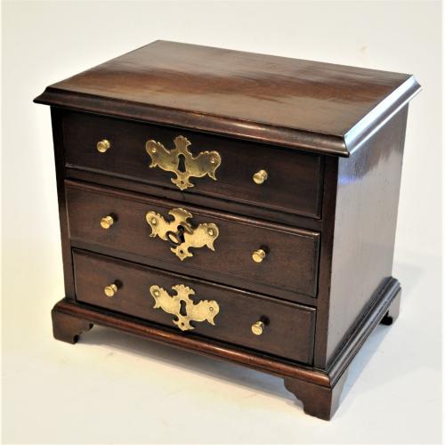 Miniature apprentice-piece/sample Chest of Drawers