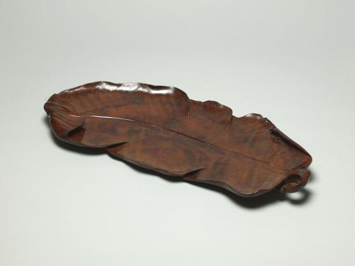 Wood tray in the form of a large leaf 