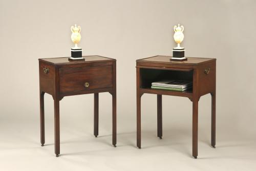 RARE PAIR OF ANTIQUE CHIPPENDALE PERIOD BEDSIDE TABLES / CABINETS
