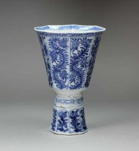 Chinese blue and white octagonal stem-cup, Kangxi (1662-1722)