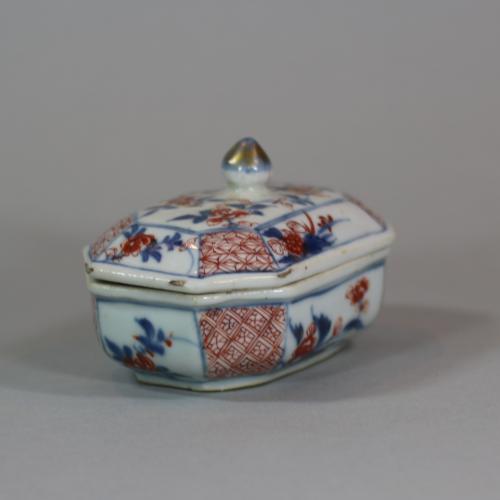Small Chinese Imari spice octagonal box and cover, 18th Century