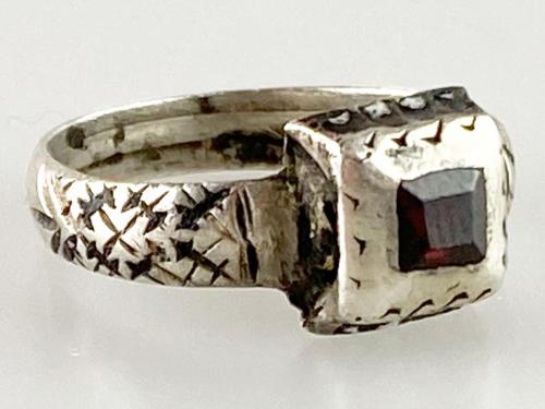 Silver & enamel ring with a garnet. Spanish, 18th century