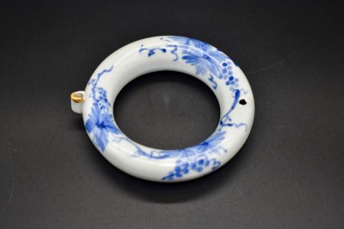 A blue and white Ring-shaped water dropper
