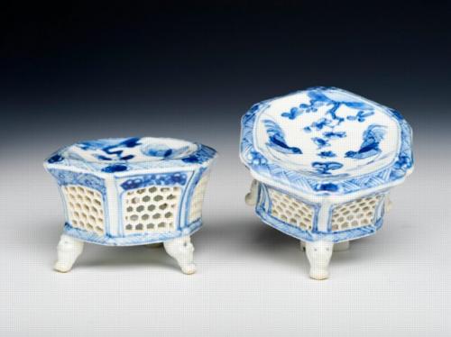 Pair of Chinese export porcelain salt cellars, circa 1720, Kangxi reign, Qing dynasty
