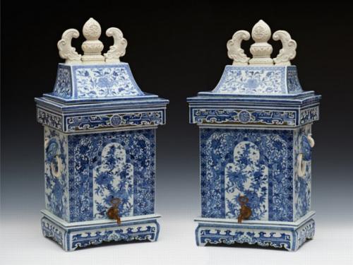 Magnificent pair of Chinese export porcelain cisterns, c. 1720, Kangxi reign, Qing dynasty