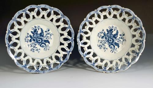 First Period Worcester Porcelain Large Pair of Openwork Fruit Baskets, Printed Pine Cone Pattern, Circa 1770-75