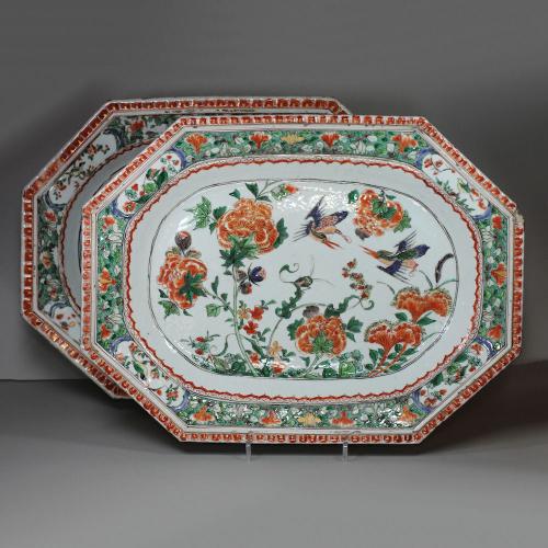 Pair of Chinese famille verte 'pie-crust rim' meat dishes, Kangxi (1662-1722)