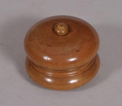 S/3762 Antique Treen 19th Century Boxwood Pill or Patch Box